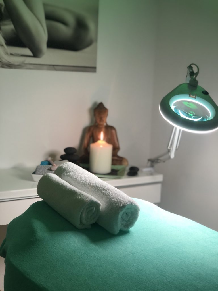Sala de terapia facial natural Kobido y Ayurveda masaje y cosmética