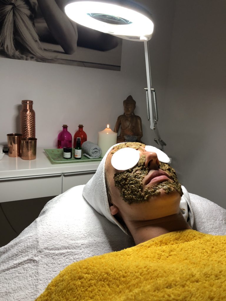 Sala de terapia facial natural Kobido y Ayurveda masaje y cosmética